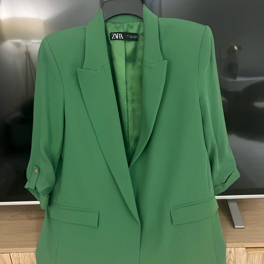 Zara Green Blazer with Notched Lapels and Tailored Fit